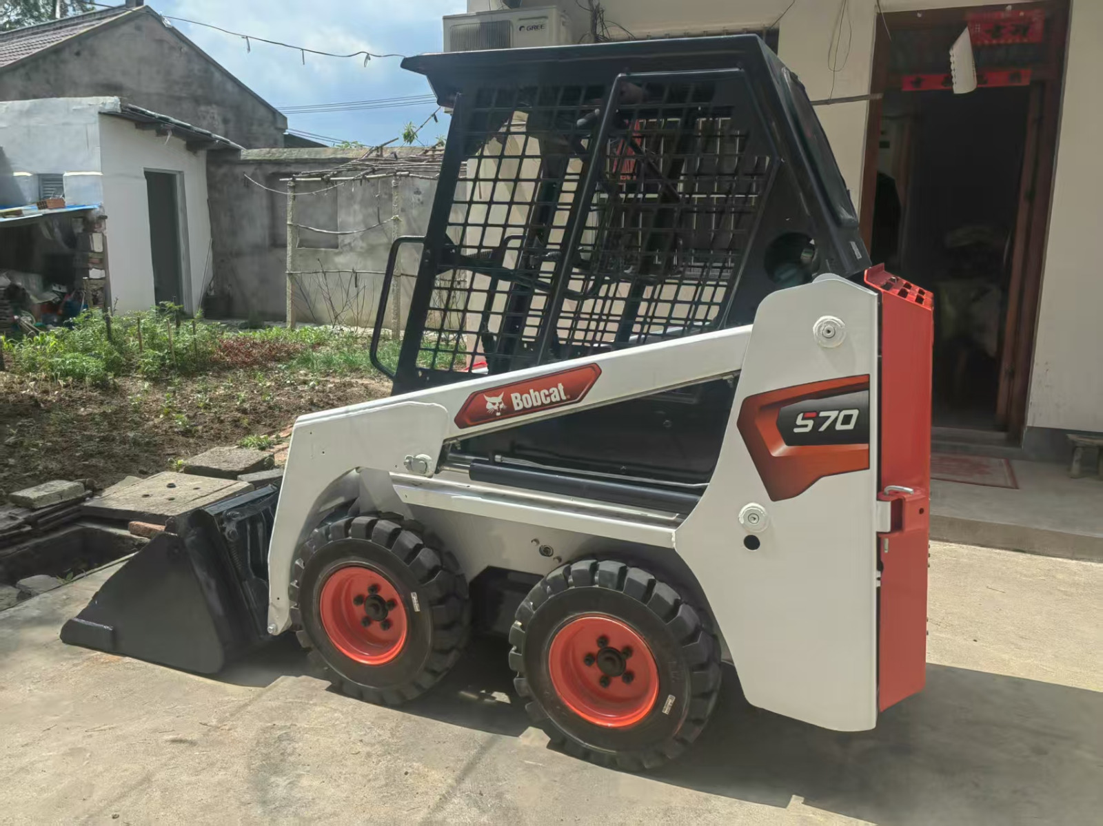 BOBCAT Year :2024 – Working hours 250 , 24.6 liters