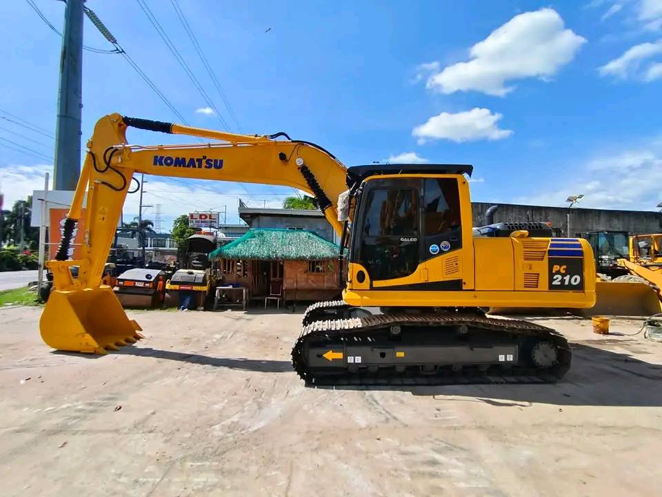 KOMATSU EXCAVATOR PC210-8N1 – WITH BREAKER LINE