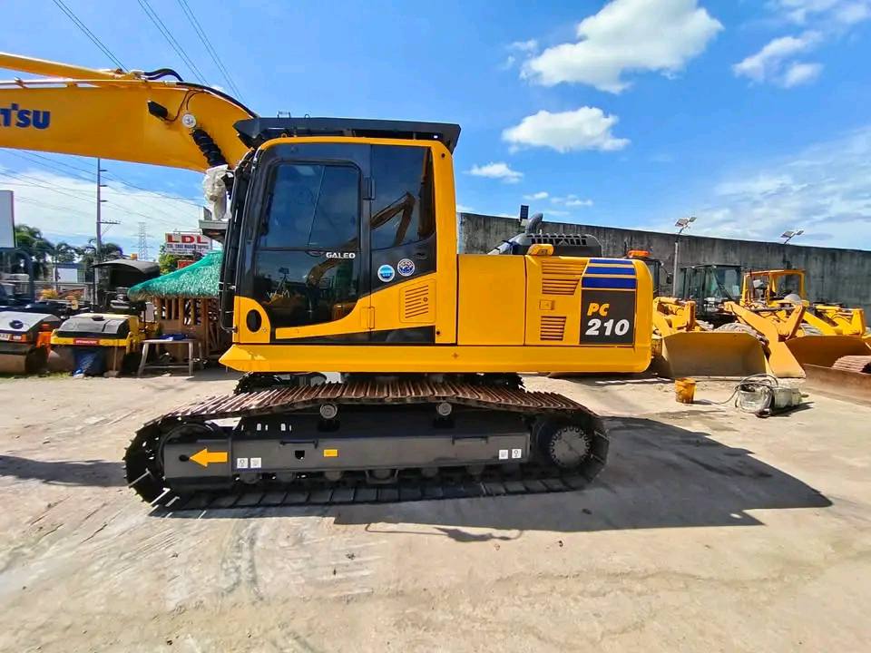 KOMATSU EXCAVATOR PC210-8N1 – WITH BREAKER LINE