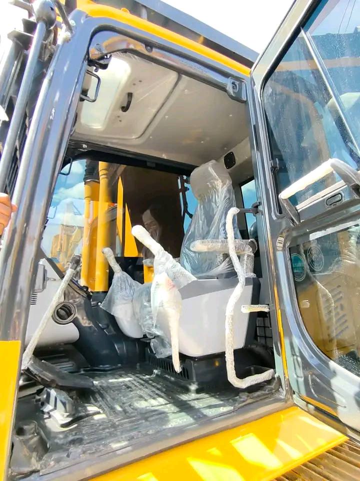 KOMATSU EXCAVATOR PC210-8N1 – WITH BREAKER LINE