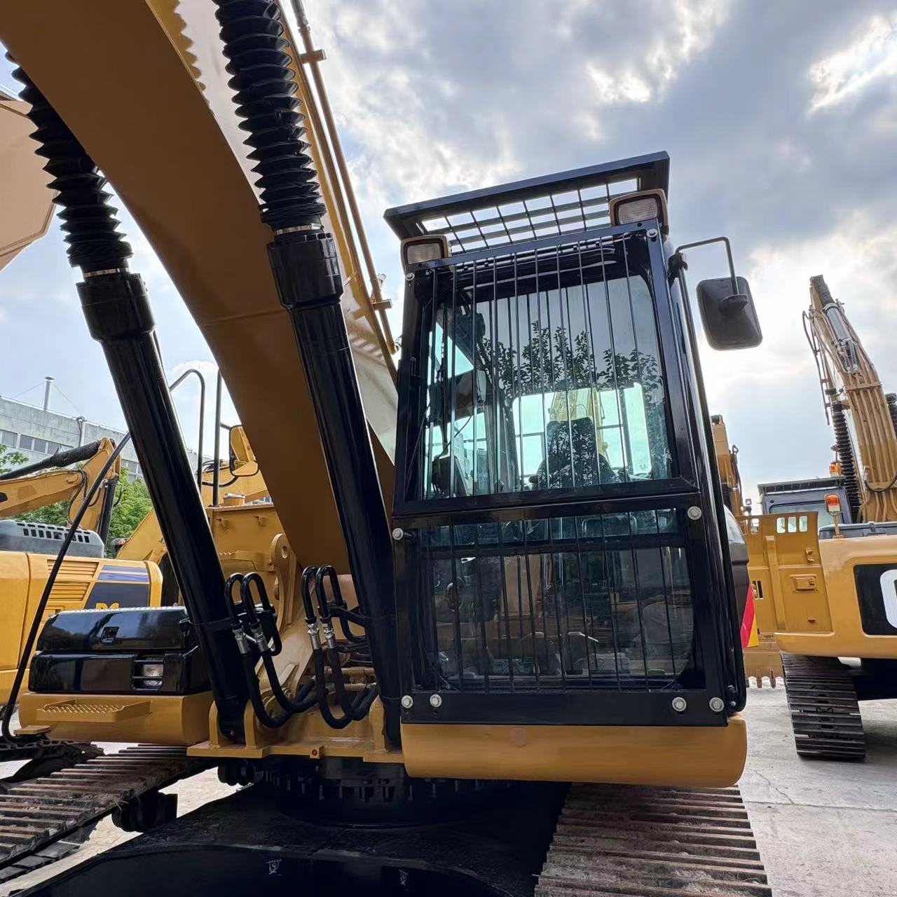 2019 Versatile Caterpillar 330d Excavator